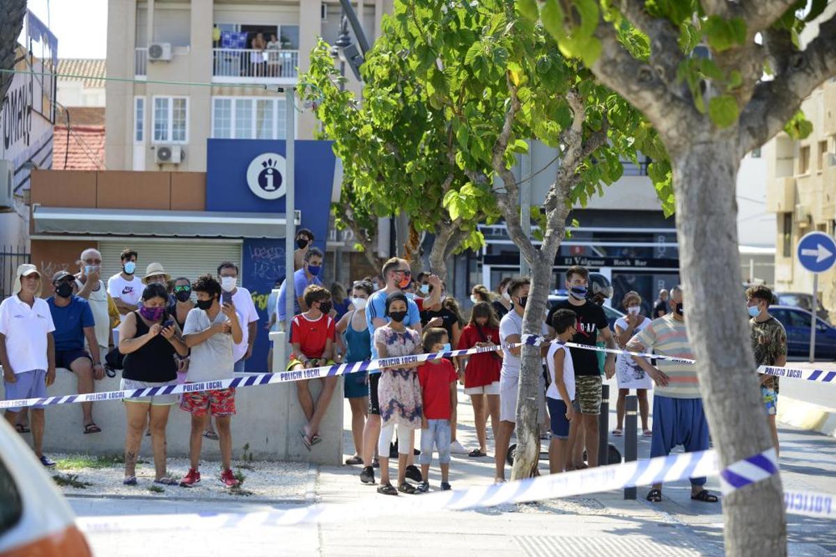 Las llamas devoran parte del Club Náutico de Lo Pagán