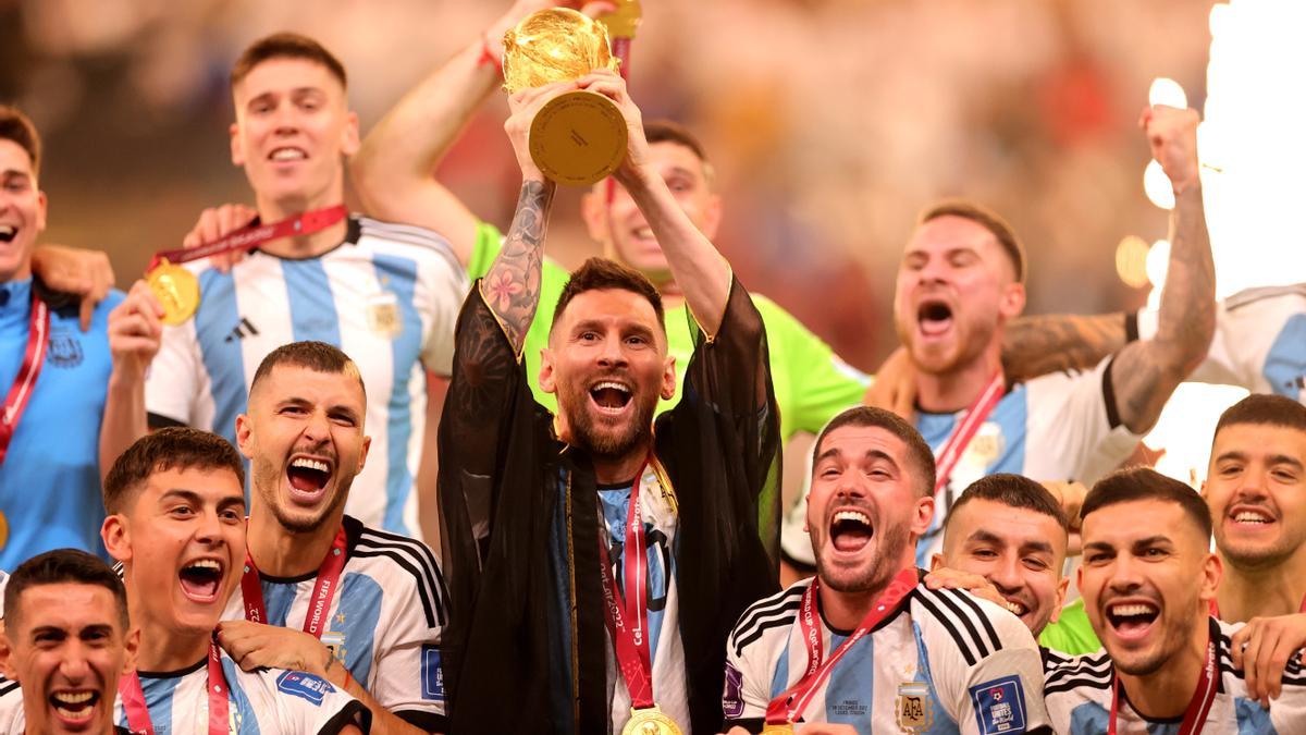 Messi aixeca la copa que acredita l'Argentina com a camipona del Mundial