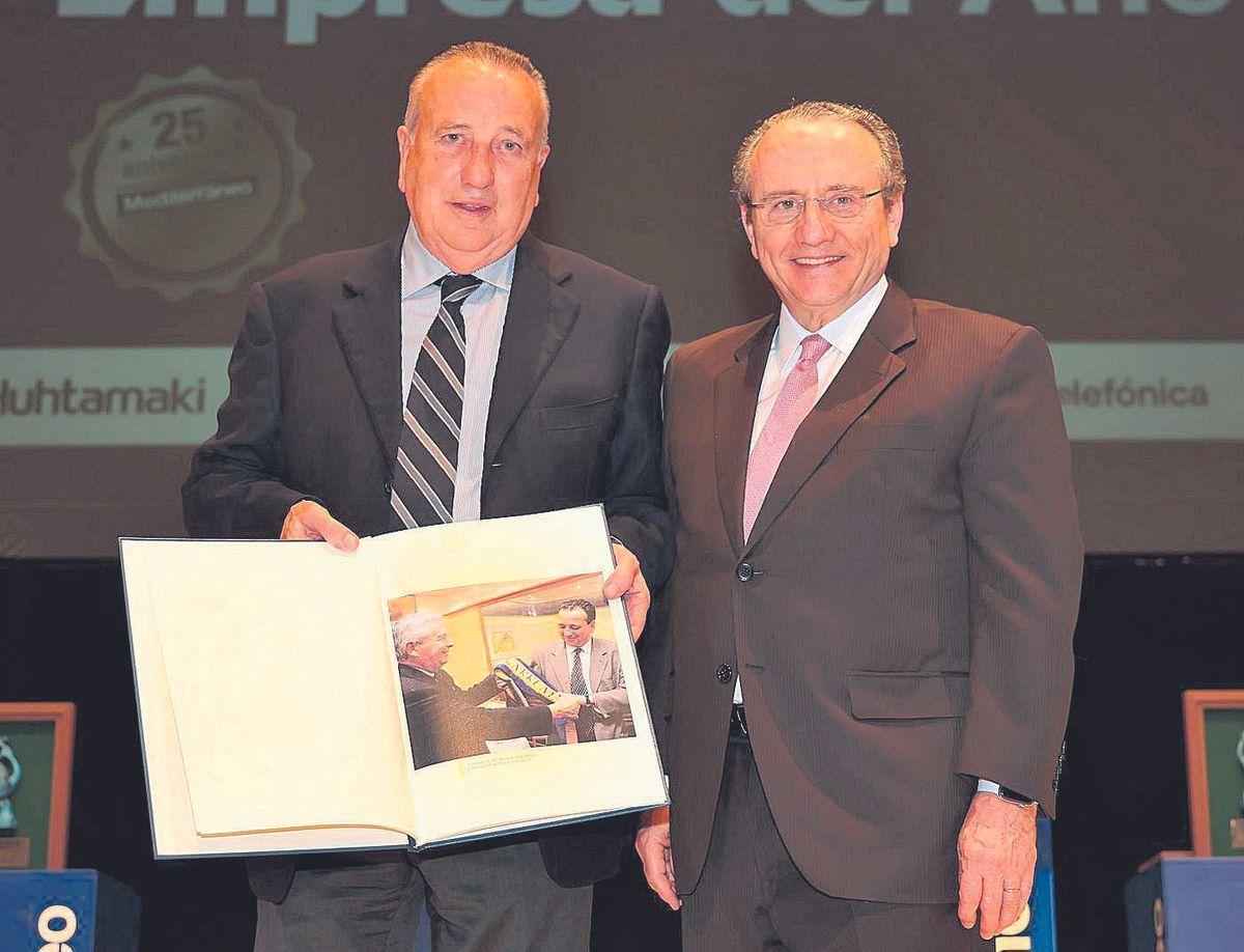 Fernando Roig muestra el libro que recibió de Javier Moll, presidente de Prensa Ibérica, en la entrega de premios del diario Mediterráneo de Castellón.