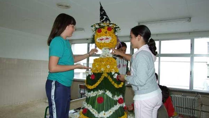 Niñas dando los últimos toques al veterano “Maio da Bruxa”.