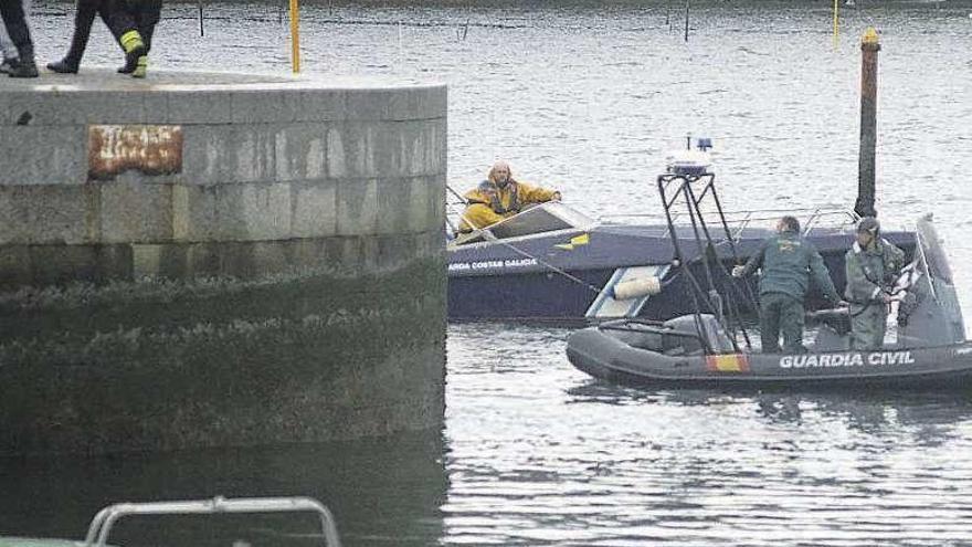 La Guardia Civil rescata el cadáver del buzo ahogado en el Puerto de Carril