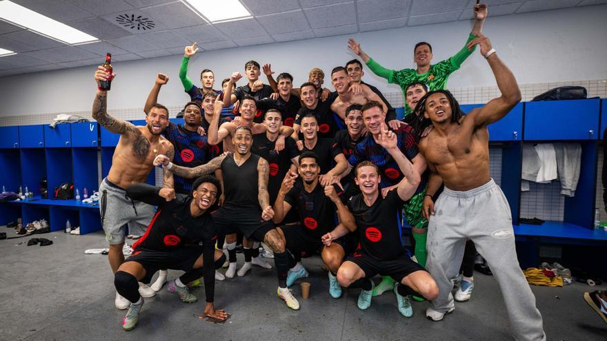 Dani Olmo, Eric García, Pedri e Iñigo Martínez en bici a visitar a Ferran Torres al hospital tras conquistar la Liga