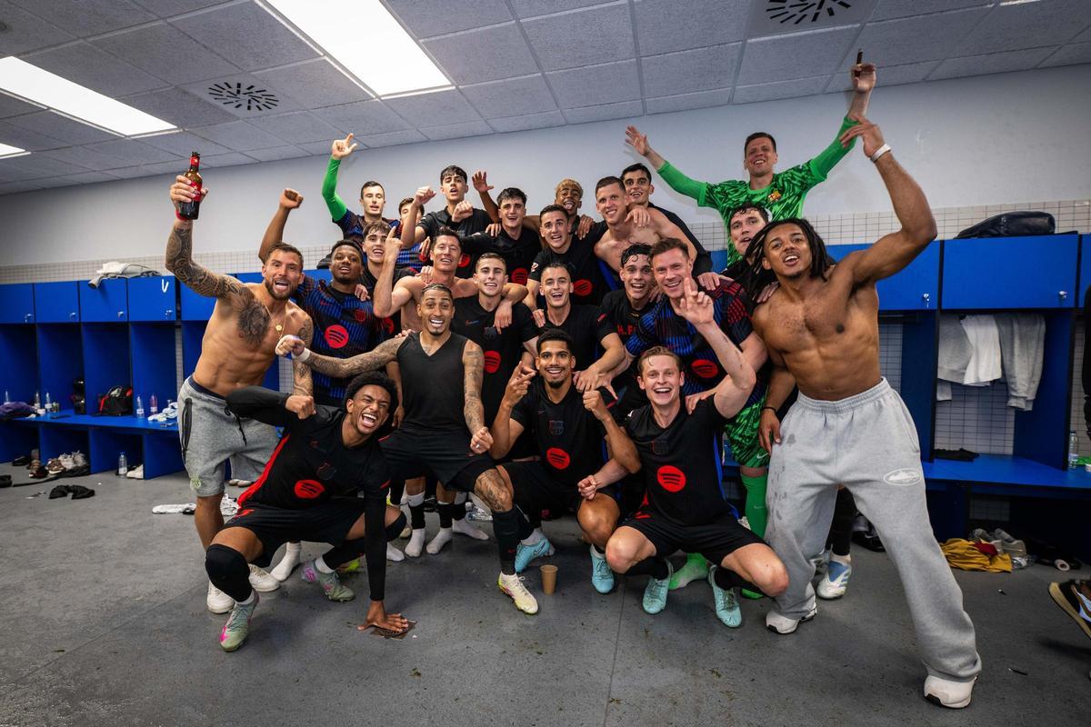 Los jugadores del Barça celebran la Liga en el vestuario del RCDE Stadium de Cornellà. Los jugadores del Barça celebran la Liga en el vestuario del RCDE Stadium de Cornellà.