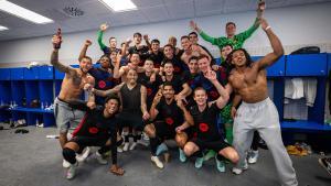 Los jugadores del Barça celebran la Liga en el vestuario del RCDE Stadium de Cornellà.