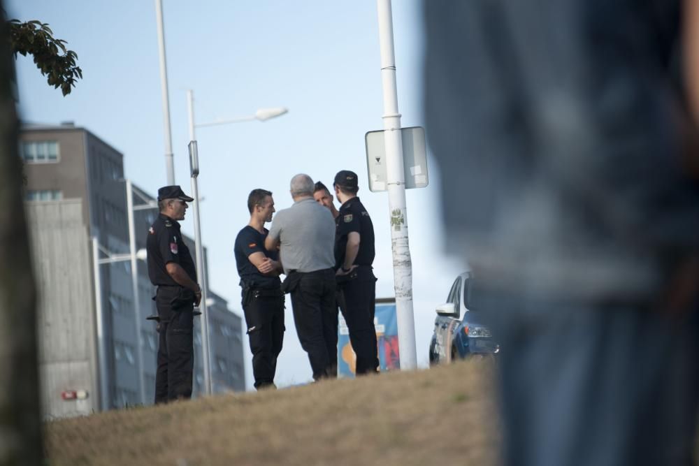 Agentes del Cuerpo Nacional de Policía, miembros de Protección Civil y voluntarios efectuan una batida por la zona de Eirís para intentar localizar restos de José Luis Fernández Ibáñez.