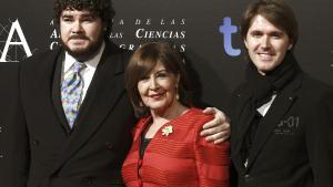 Concha Velasco, junto a sus hijos, Paco (i) y Manuel, en la ceremonia en la que recibió el Goya de Honor, el 28 de enero de 2013.