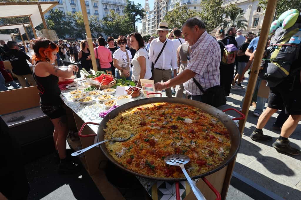 La plaza del Ayuntamiento de València se convierte en un gran restaurante al aire libre con el Tastarròs