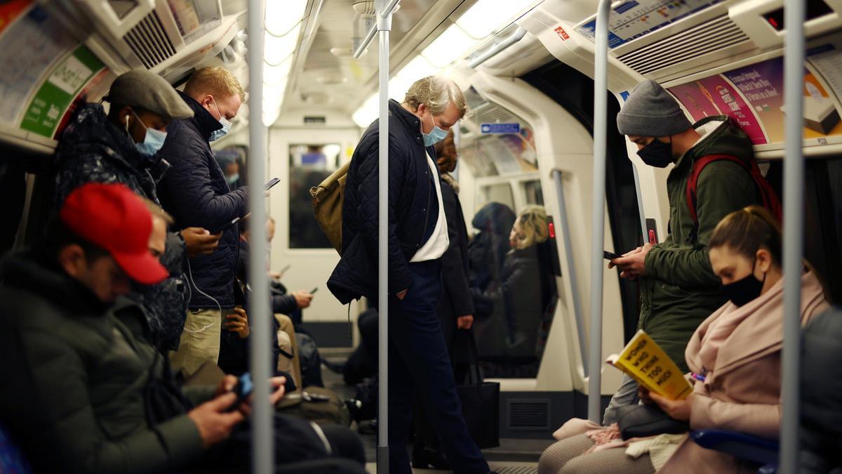 Pasajeros del metro de Londres, con mascarilla, para protegerse del covid.