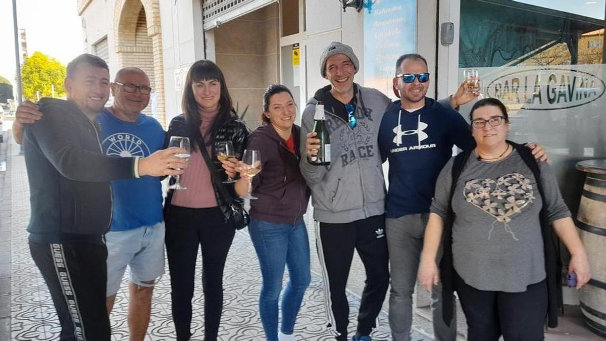 Algunos de los trabajadores y clientes del bar La Gavina de Vinaròs que tienen un décimo del Gordo.