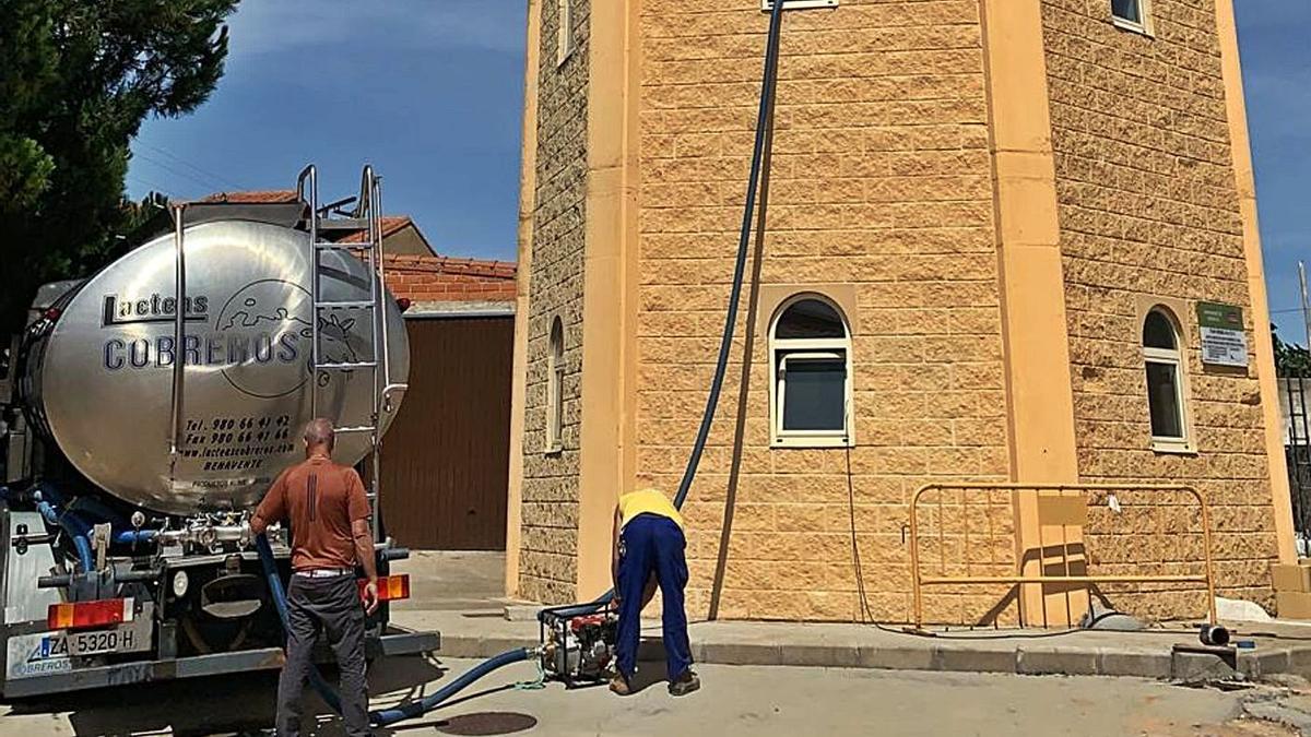 Un camión abastece de agua el depósito de Arcenillas. | Cedida