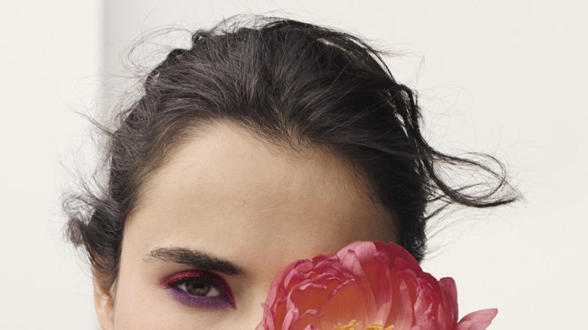 Blanca Padilla con maquillaje de ojos rojos de Givenchy