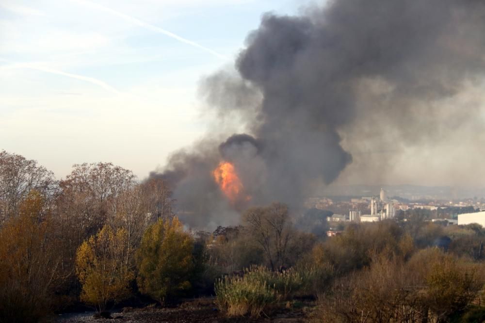 Incendi en una empresa de residus a Montornès Ince