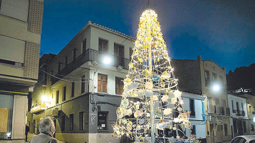 Árbol de Navidad emplazado en el municipio de Gilet.