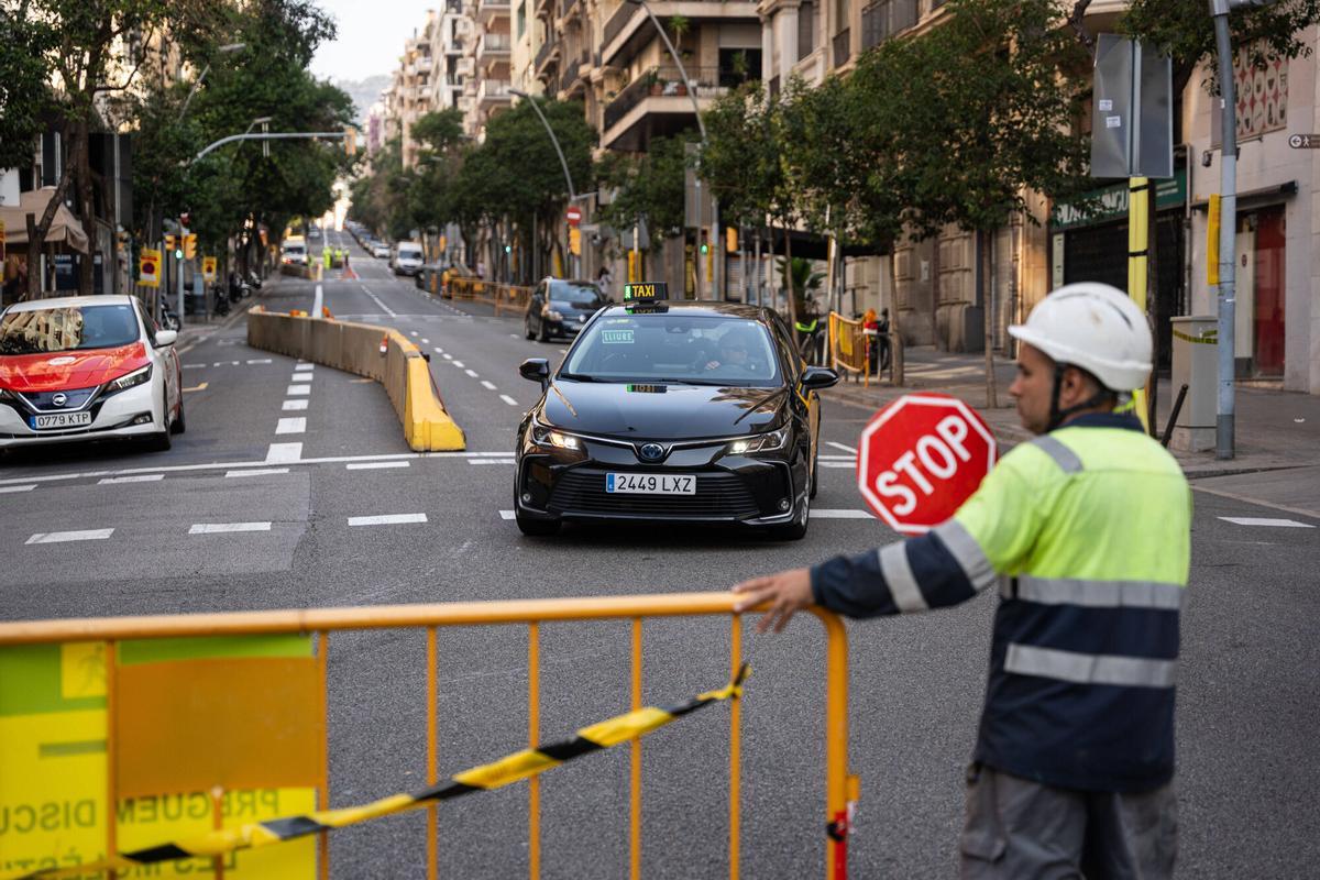 Corte de tráfico por las obras de prolongación de la Línea 8 de FGC en Barcelona.