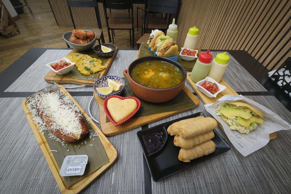 Cochino frito, arepas, plátano con queso, sopa de costilla, una arepa Reina Pepiada y tequeños.