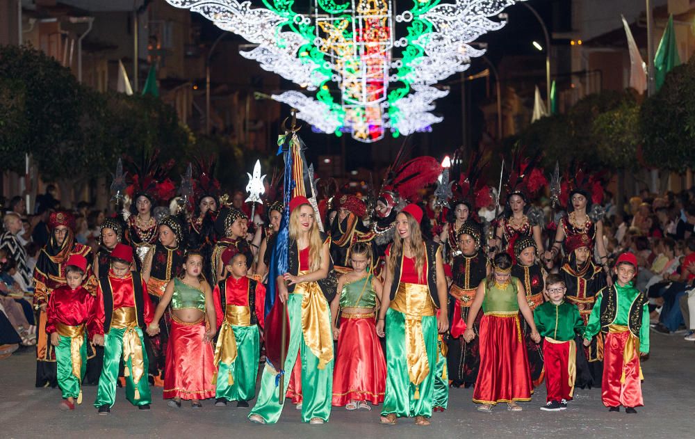 Los festeros tomaron ayer tarde el centro de Agost con una fastuosa Entrada Cristiana que llenó de música y fiesta las calles.