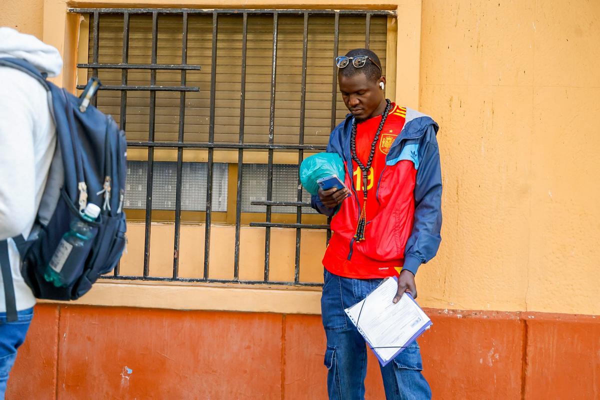 Las ONGs comienzan en València a atender a migrantes para su regularización