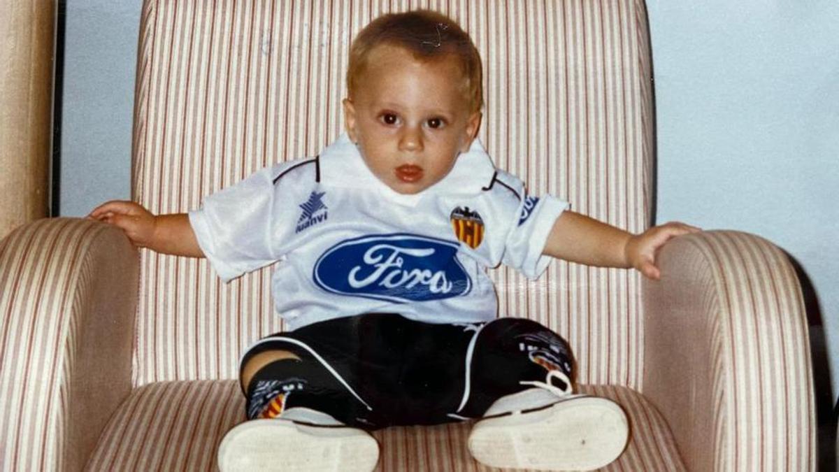 Sergi Canós, de bebé, con la camiseta del Valencia.