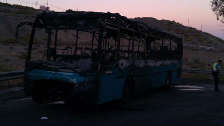 Una guagua de servicio regular arde por completo en la carretera de Los Hoyos