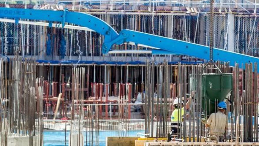 Imagen de operarios trabajando en la construcción de un edificio.