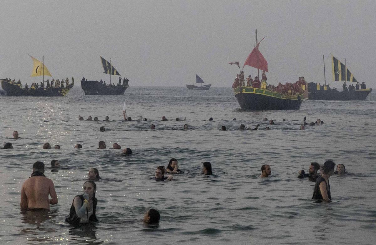 El Desembarco llena de épica la costa de La Vila