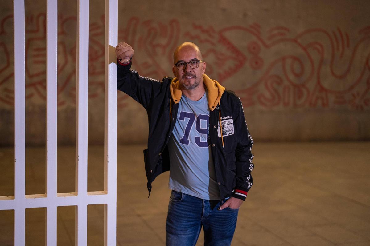 BARCELONA 27/11/2024 Sociedad. Paulo, usuario y voluntario de la ONG STOP (antes STOP Sida)con el mural contra la SIDA de Keith Haring al MACBA de Barcelona. FOTO de ZOWY VOETEN