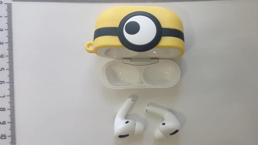 Auriculares robados, ya de nuevo en manos de su dueño.