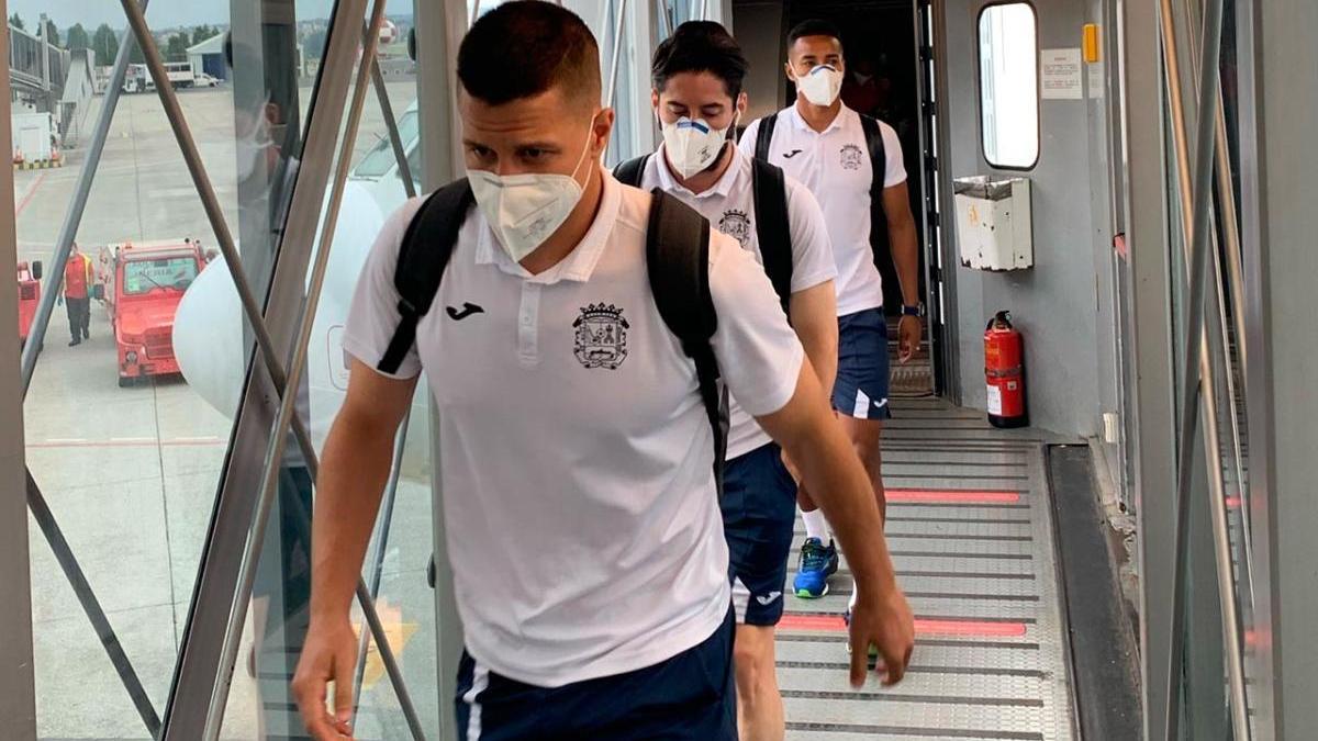 Jugadores del Fuenlabrada en el aeropuerto de A Coruña