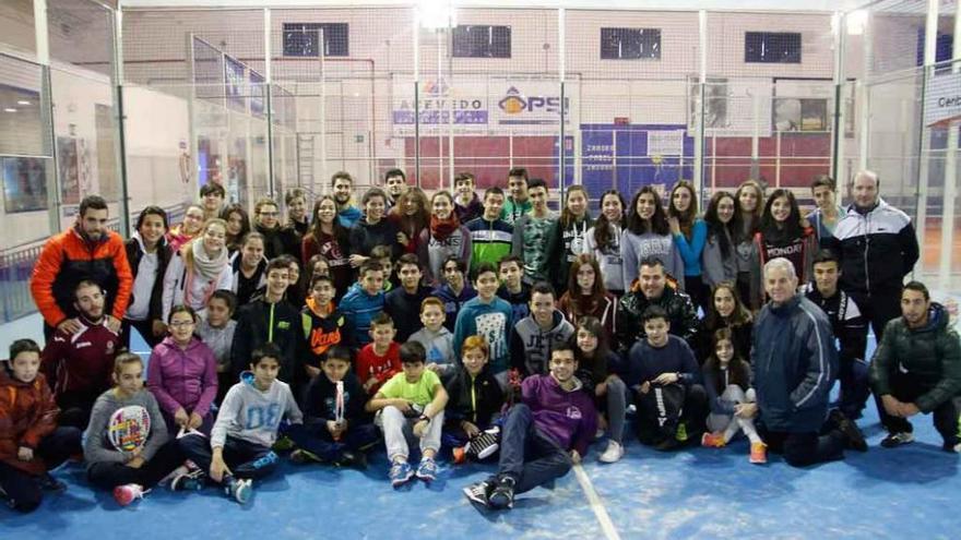 Foto de grupo de todos los participantes en la jornada de pádel.