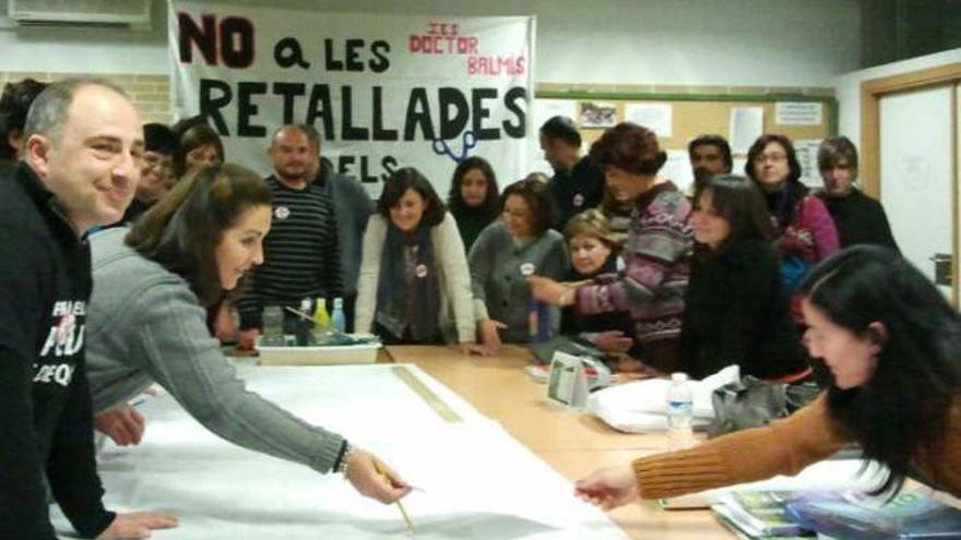Encierro-protesta de profesores en el Instituto Doctor Balmis de Alicante, ayer por la tarde.