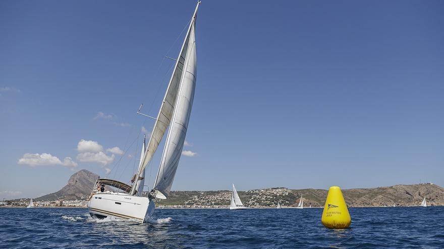 La regata en la bahía de Xàbia siempre deja bellas imágenes