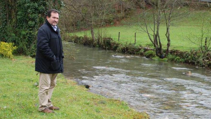 Fernando Fernández Díaz junto al río Fuensanta, en Fraynoquiso.