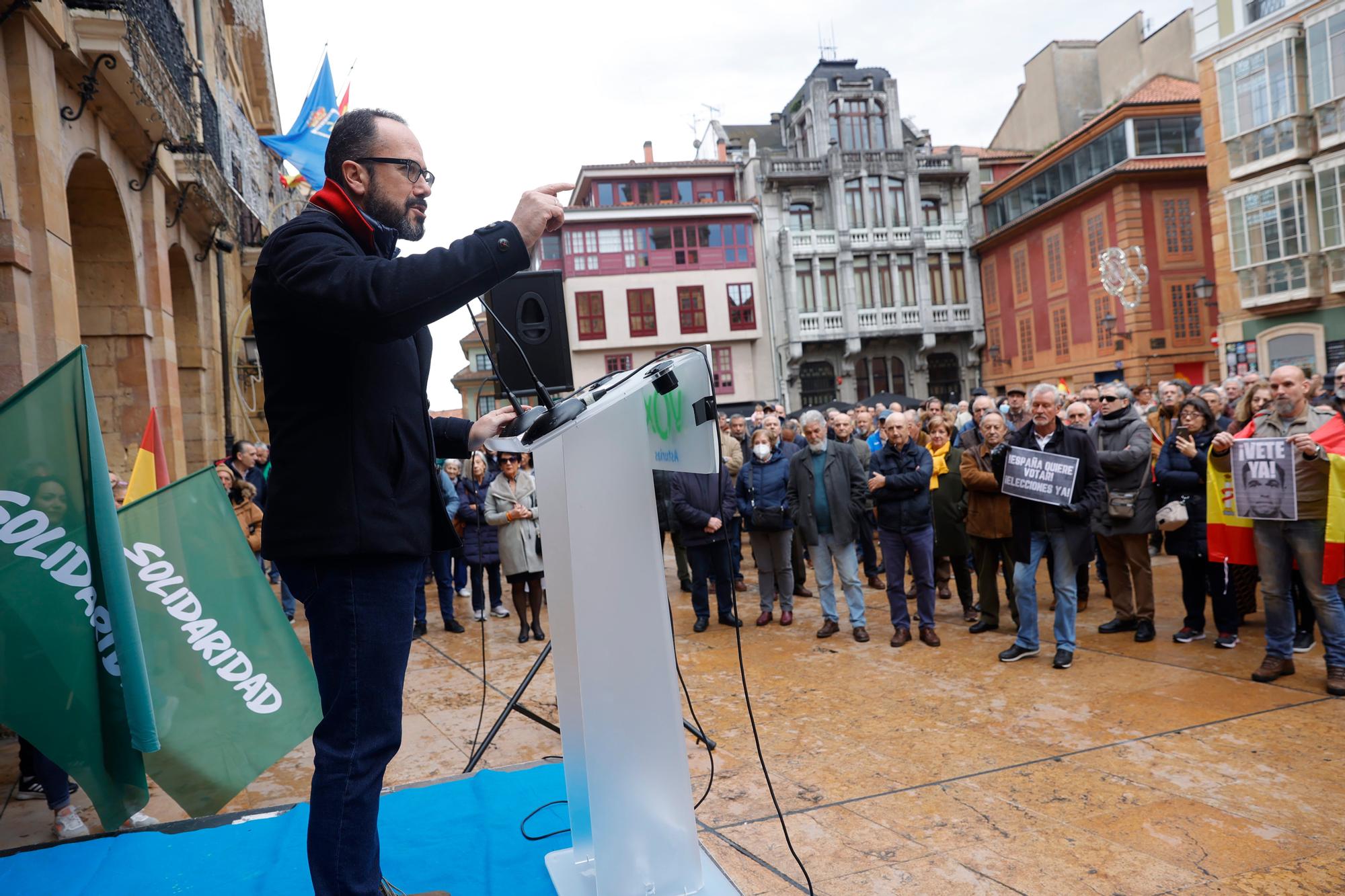 EN IMÁGENES: Vox exige elecciones generales al grito de "Sánchez vete ya" en la plaza del Ayuntamiento de Oviedo