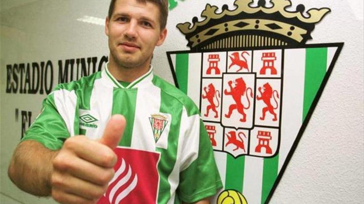 Salenko posa con la elástica y escudo del Córdoba CF tras su fichaje.