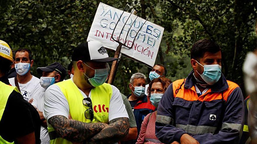 Protesta de trabajadores de Alcoa San Cibrao.   | // ELISEO TRIGO/EFE   