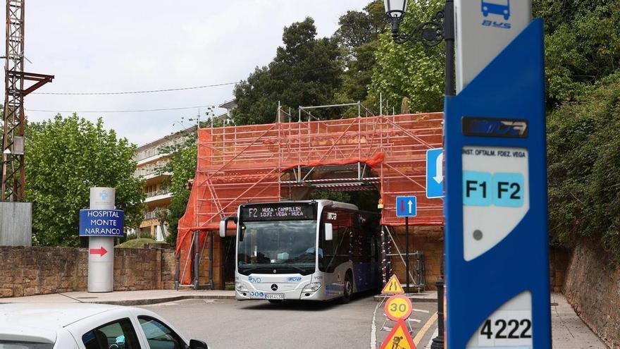 Finaliza la primera fase del desmontaje de las piedras del arco de acceso al Hospital Monte Naranco y el lunes se empezarán a retirar las piezas