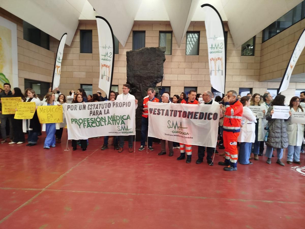 Concentración de médicos en el Hospital Reina Sofía de Córdoba