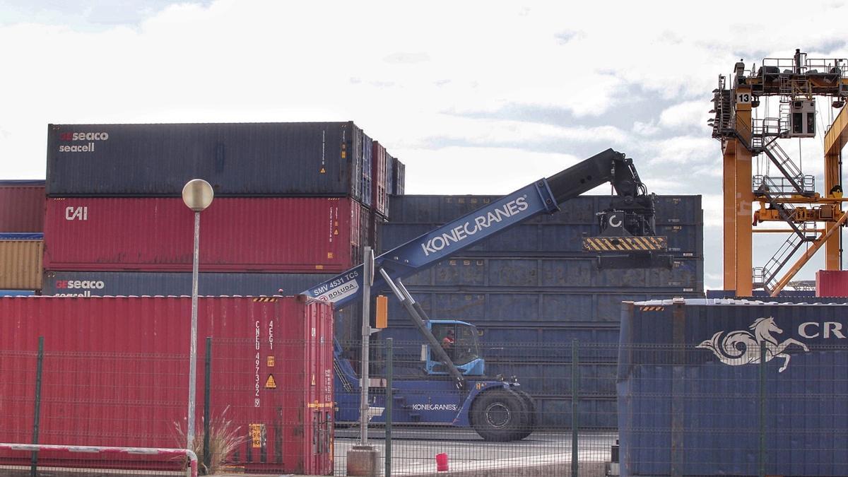 Productos y mercancías se apilan en contenedores en una terminal portuaria.