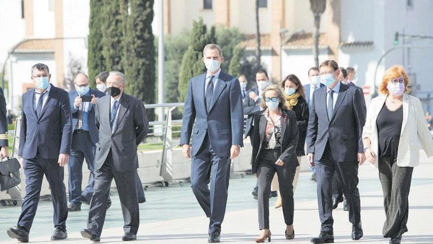 Enric Morera, Isidre Fainé, Felipe VI, Nadia Calviño, Ximo Puig y Gloria Calero, ayer en el acceso al Palau de les Arts en Valencia.