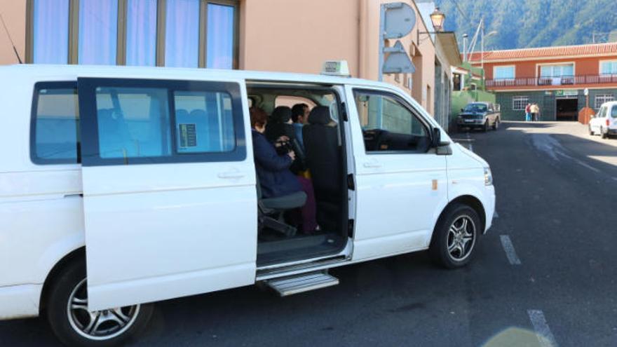 Uno de los vehículos destinados a cubrir las rutas del taxi compartido en el municipio de Los Realejos.