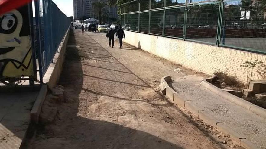 El acceso desde la calle Joan Verdeguer es de tierra.