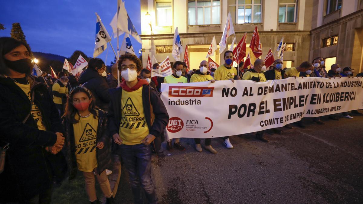 Centenares de personas salen a la calle en Oviedo al grito de "Alcoa no se cierra"