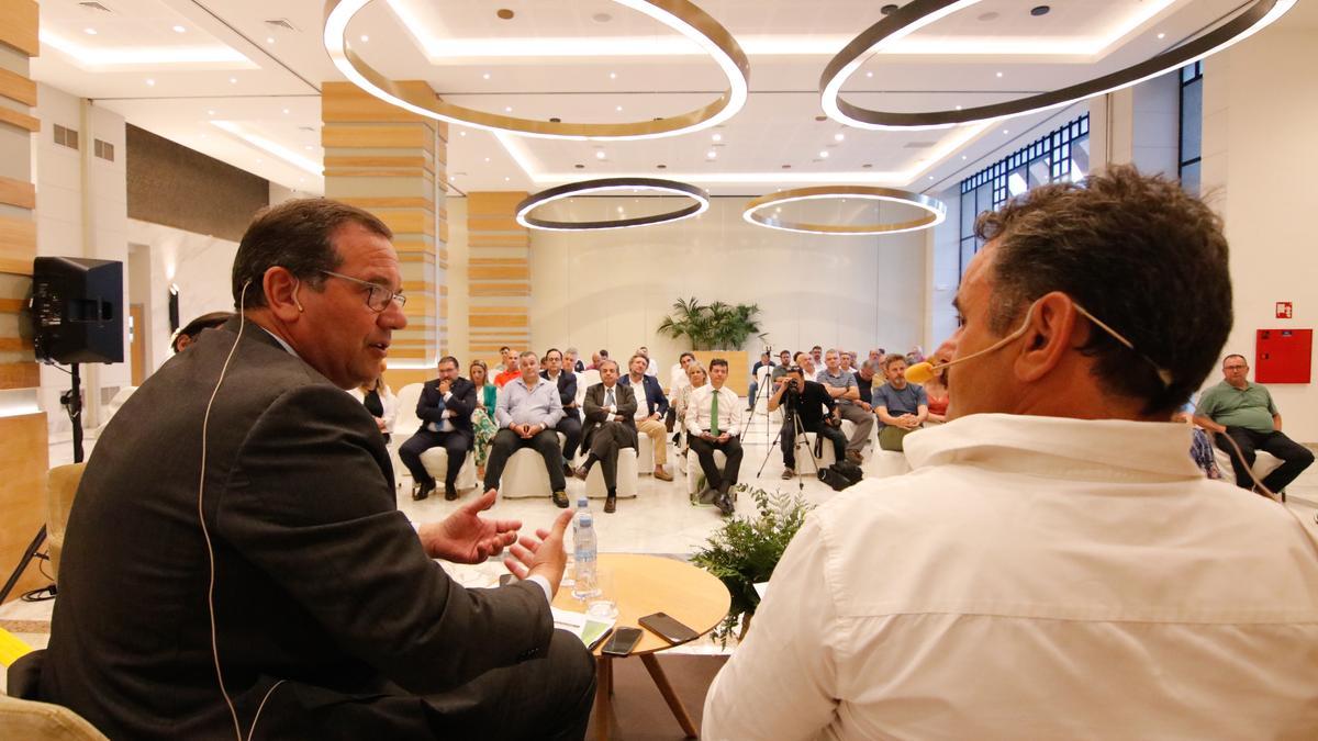 Dos de los ponentes que intervinieron en la mesa redonda.