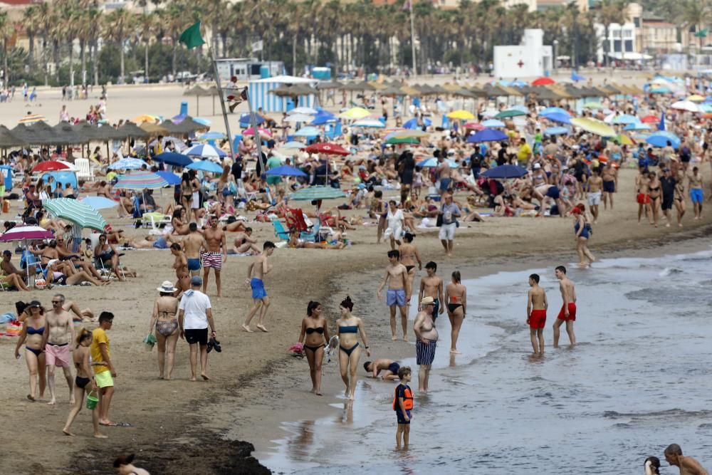 FOTOS: Playas de Valencia llenas en San Juan