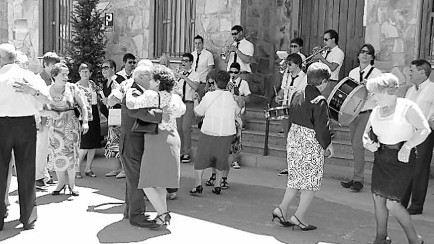 Las personas bailan al son de la charanga frente al Ayuntamiento.