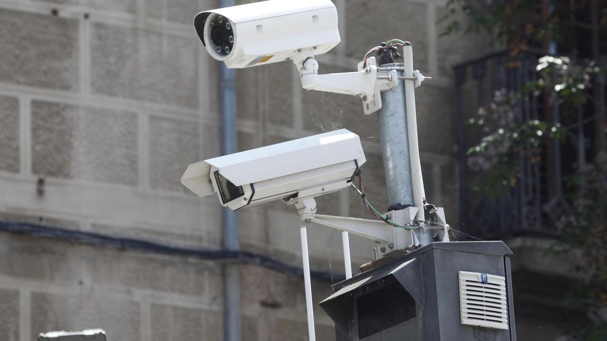 Cámaras de videovigilancia en una imagen de archivo