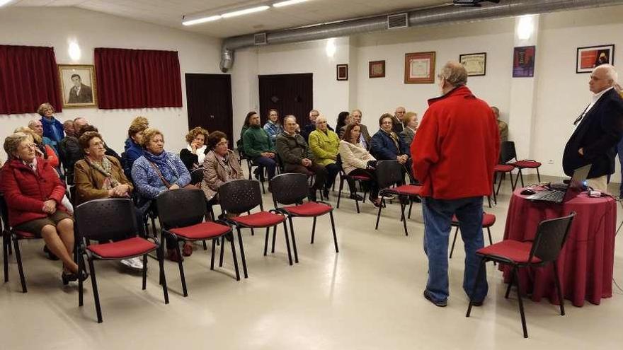 Juanjo Argüelles, a la derecha, y Guillermo Aguilera, junto a él, se dirigen a los vecinos.