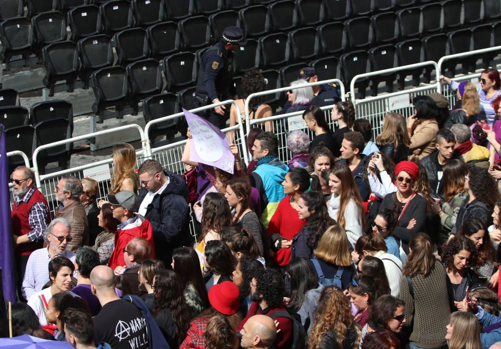 8-M en Málaga | La Policía Local desaloja la tribuna de Semana Santa durante