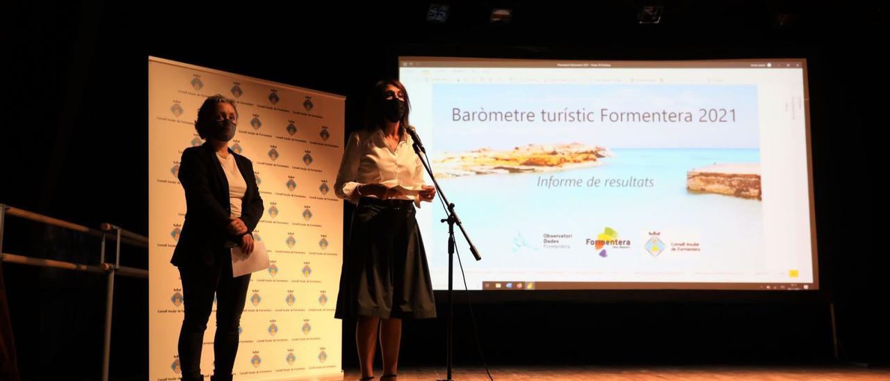 La consellera de Turismo y la presidenta del Consell en la presentación del barómetro turístico.. | C.C.