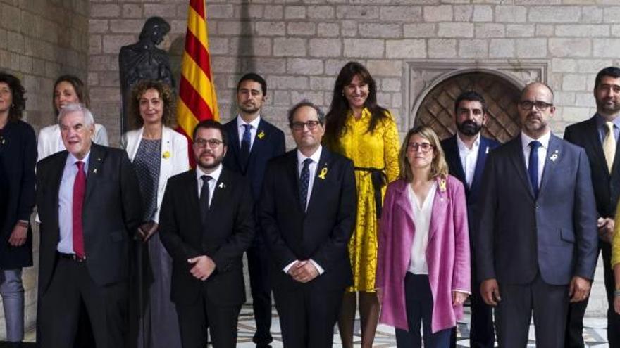 Els 13 consellers del Govern i el president, Quim Torra, ahir al Palau de la Generalitat abans de la presa de possessió